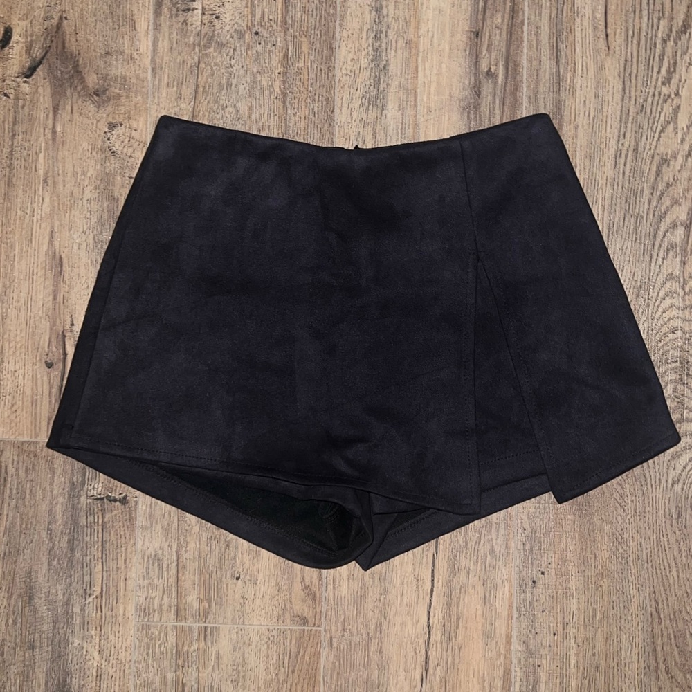 SEEK THE LABEL Black Faux Suede Women's Skorts with front slit / skirt & shorts